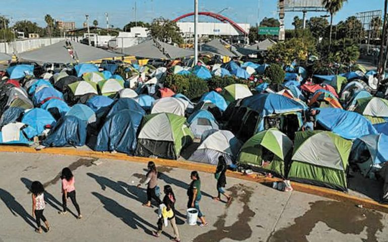 Planea Biden restablecer el programa «Quédate en México» para migrantes