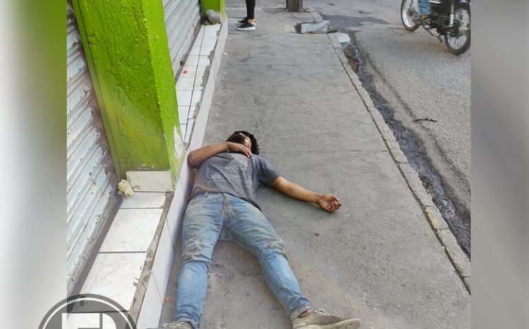 La Crítica Gráfica: Alcoholizado sujeto duerme en la banqueta y es ignorado por las autoridades