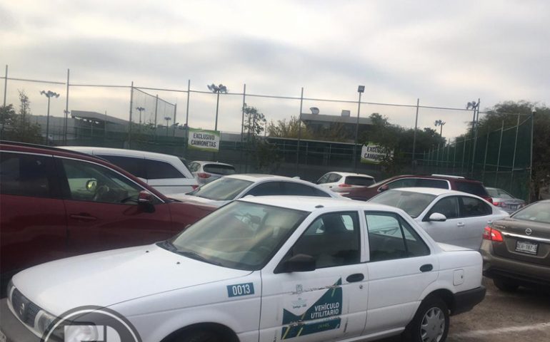 La Crítica Gráfica: Usando automóvil oficial para otras actividades