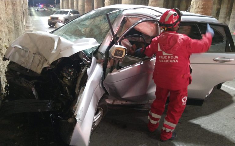 DOS JOVENCITAS QUEDARON ATRAPADAS AL CHOCAR EL AUTO