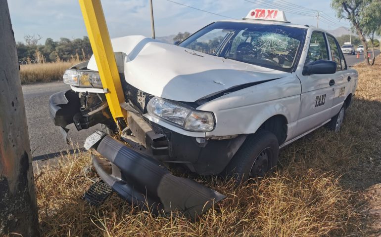 TAXISTA TÉRMINO IMPACTÁNDOSE CONTRA UN POSTE