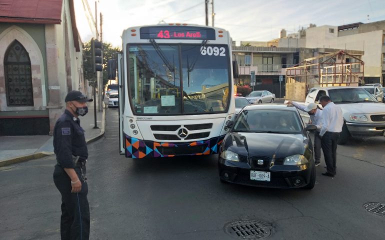 JOVEN DAMA CHOCÓ A UN ‘YO VOY’