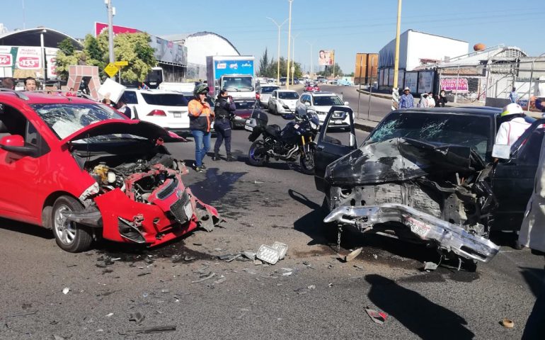 POR PASAR EL ALTO PROVOCÓ ACCIDENTE CON LESIONADOS