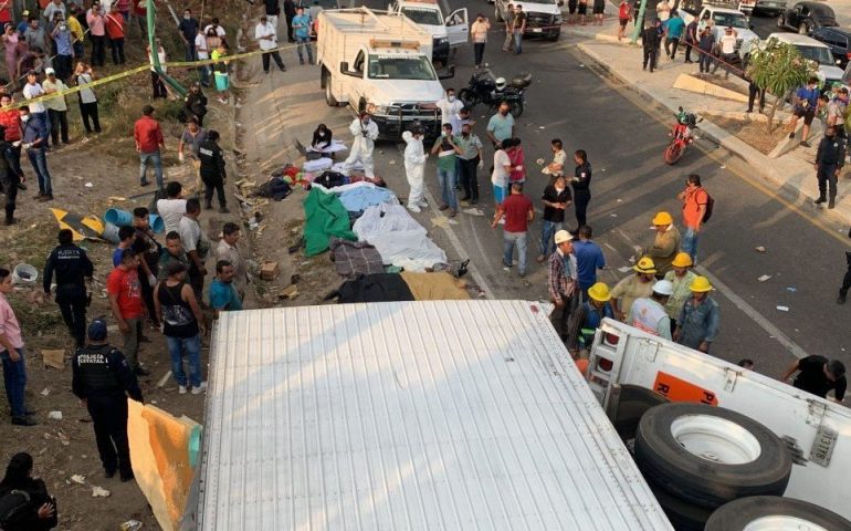 Mueren al menos 53 migrantes en accidente de trailer en Chiapas #Video