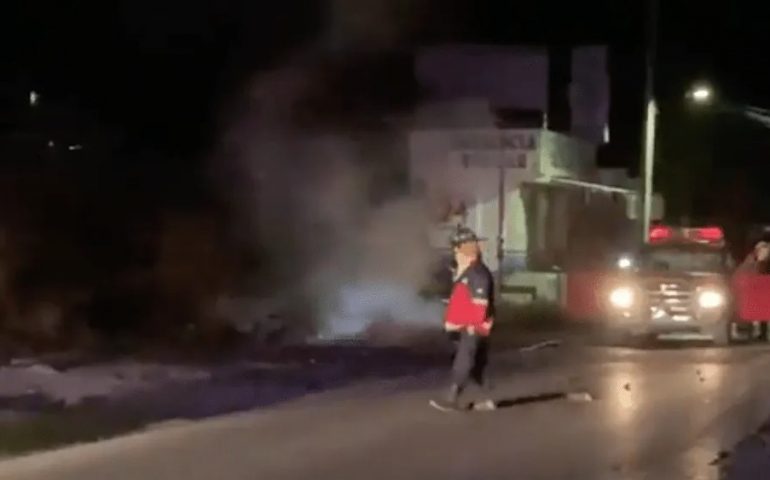 Con tiroteos y coches bomba, comando irrumpe en prisión de Tula