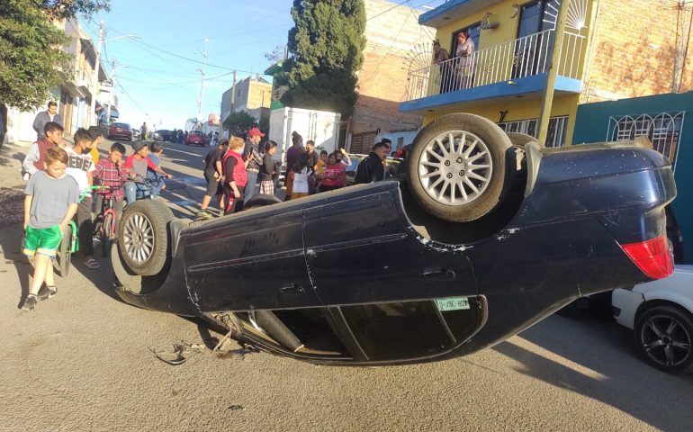 PERDIÓ EL CONTROL DE SU AUTO; CHOCÓ Y VOLCÓ