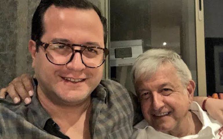 Exhibe Loret de Mola, los lujos con los que vive el hijo de AMLO