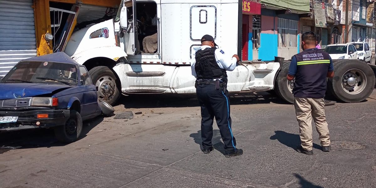 EBRIO CONDUCTOR DE UN TRACTO CAMIÓN PROVOCO ESPECTACULAR ACCIDENTE