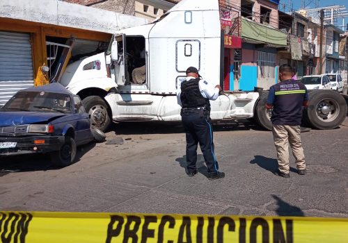 EBRIO CONDUCTOR DE UN TRACTO CAMIÓN PROVOCO ESPECTACULAR ACCIDENTE