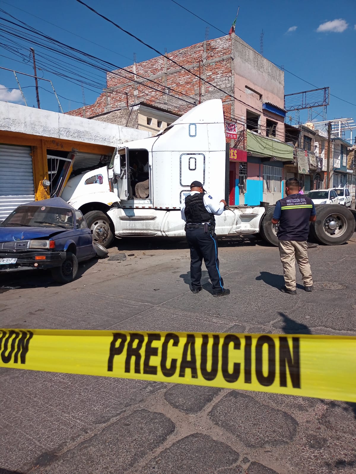 EBRIO CONDUCTOR DE UN TRACTO CAMIÓN PROVOCO ESPECTACULAR ACCIDENTE