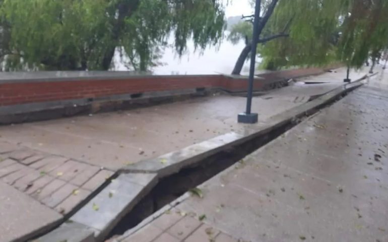 Se desploma malecón en Tabasco que había sido restaurado hace meses por más de 25 mdp