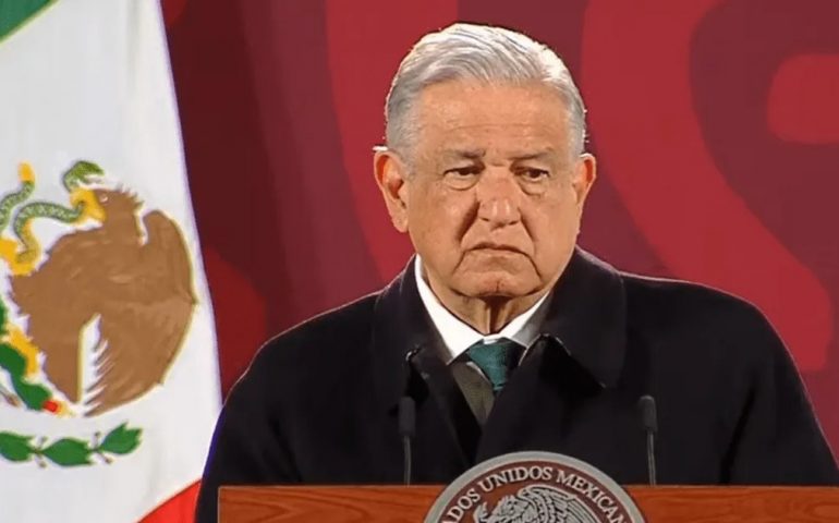 AMLO arremete contra periodistas acusándolos de mantener un régimen de corrupción