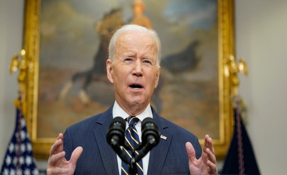 Biden prohibirá las importaciones de productos marinos, vodka y diamantes rusos