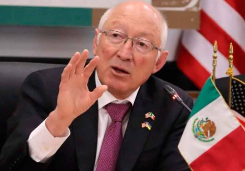 Relacion entre Rusia y México no debe de ser cercana: Ken Salazar
