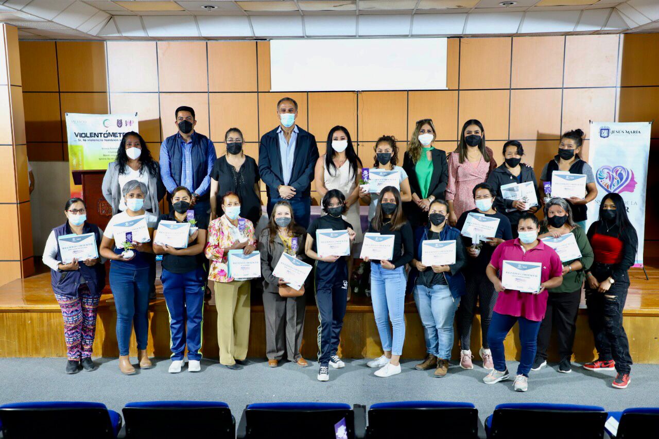ENTREGAN RECONOCIMIENTOS A MUJERES QUE CULMINAN CURSO DE COMPUTACIÓN