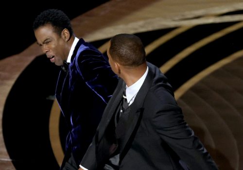 Will Smith bofetea a Chris Rock por burlarse de su esposa