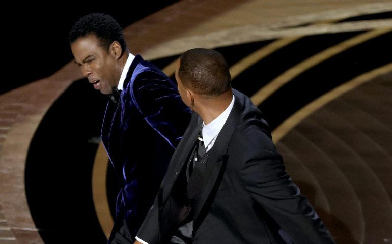 Will Smith bofetea a Chris Rock por burlarse de su esposa