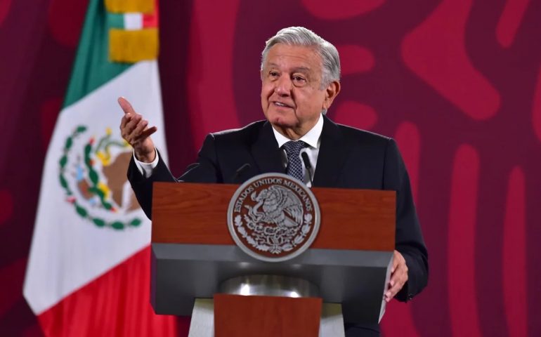 AMLO anuncia que en 2023 pueda iniciar nueva aerolínea con 10 aviones