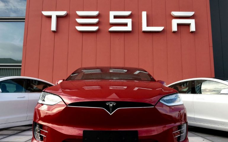 Tesla supera las expectativas de Wall Street en ingresos y ganancias