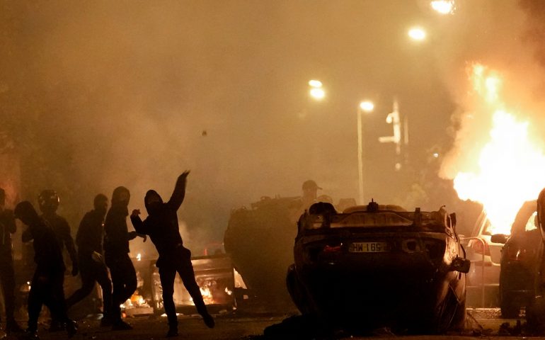 Macron condena violencia y disturbios tras muerte de adolescente en Francia