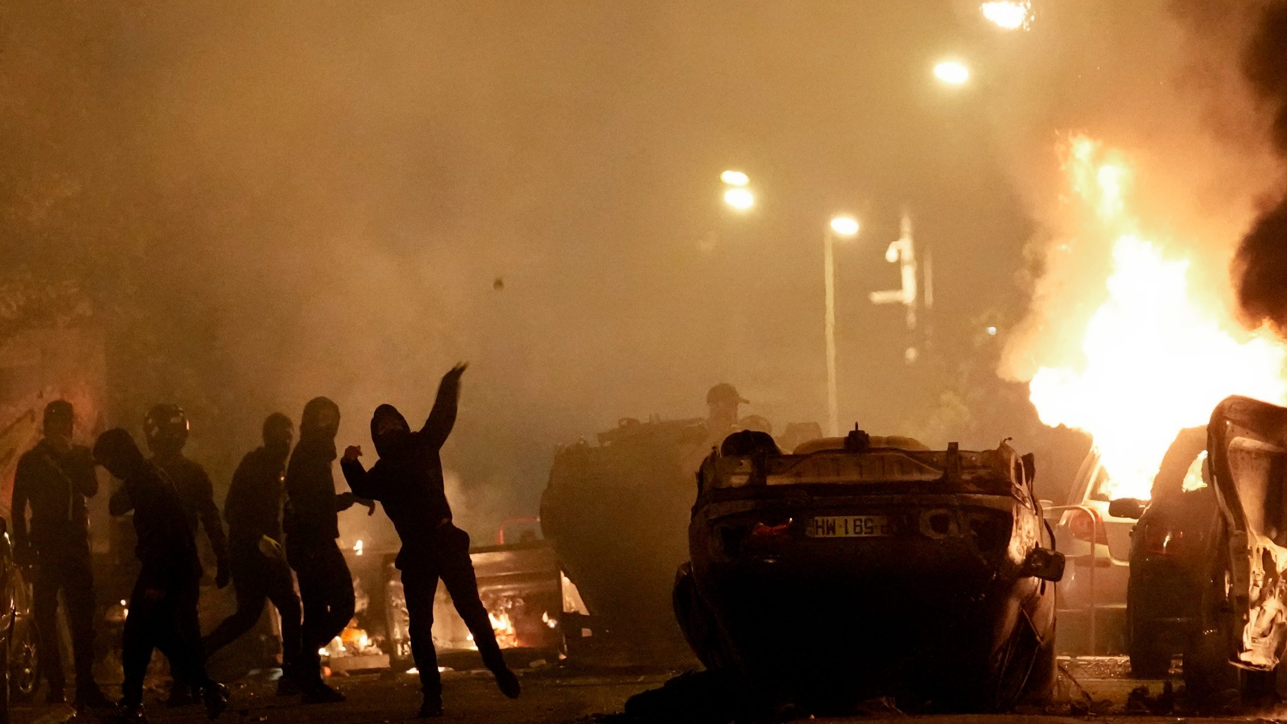 Macron condena violencia y disturbios tras muerte de adolescente en Francia