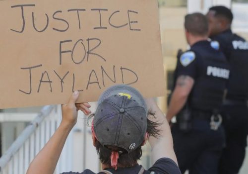 Agentes de Ohio matan a afroamericano disparándole más de 60 veces