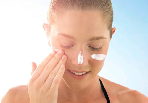 Esto es lo que pasa si usas protector solar en la cara pero no en el cuello