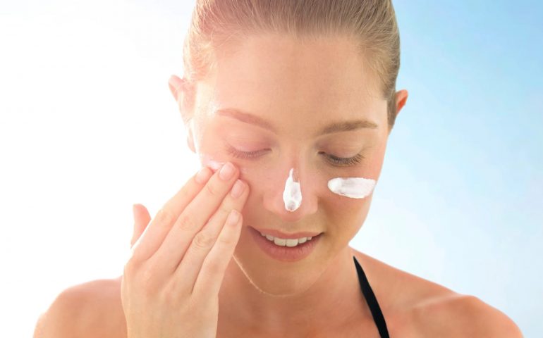 Esto es lo que pasa si usas protector solar en la cara pero no en el cuello