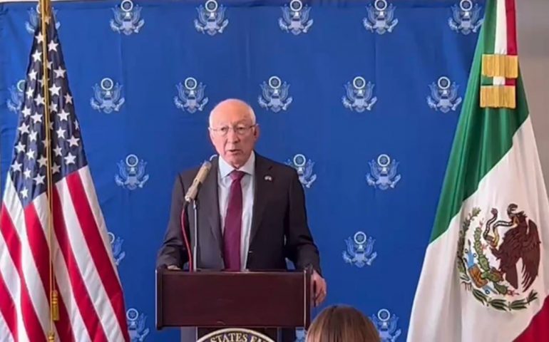 Ken Salazar defiende operaciones de la DEA en México
