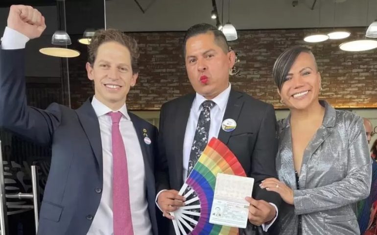 Gobierno entrega el primer pasaporte no binario al magistrade Jesús Ociel Baena Saucedo