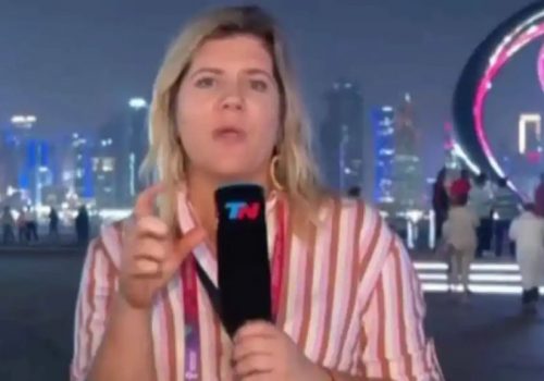 Periodista argentina denuncia que le robaron en Qatar mientras transmitía en vivo
