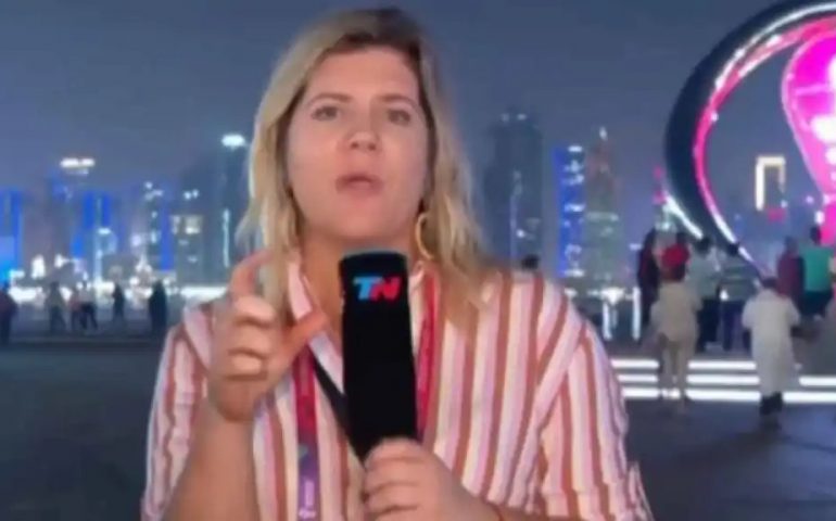Periodista argentina denuncia que le robaron en Qatar mientras transmitía en vivo