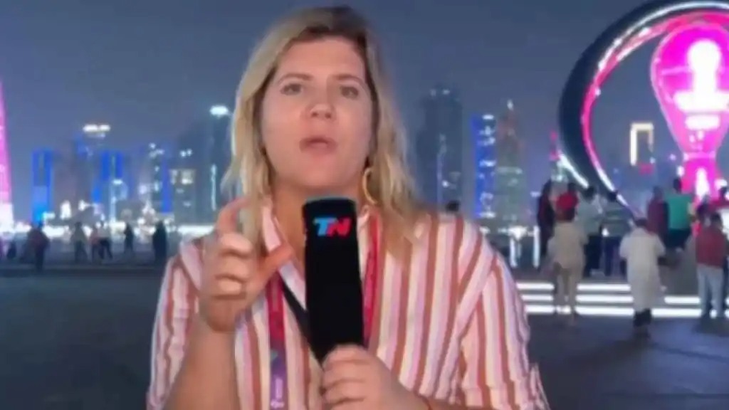 Periodista argentina denuncia que le robaron en Qatar mientras transmitía en vivo