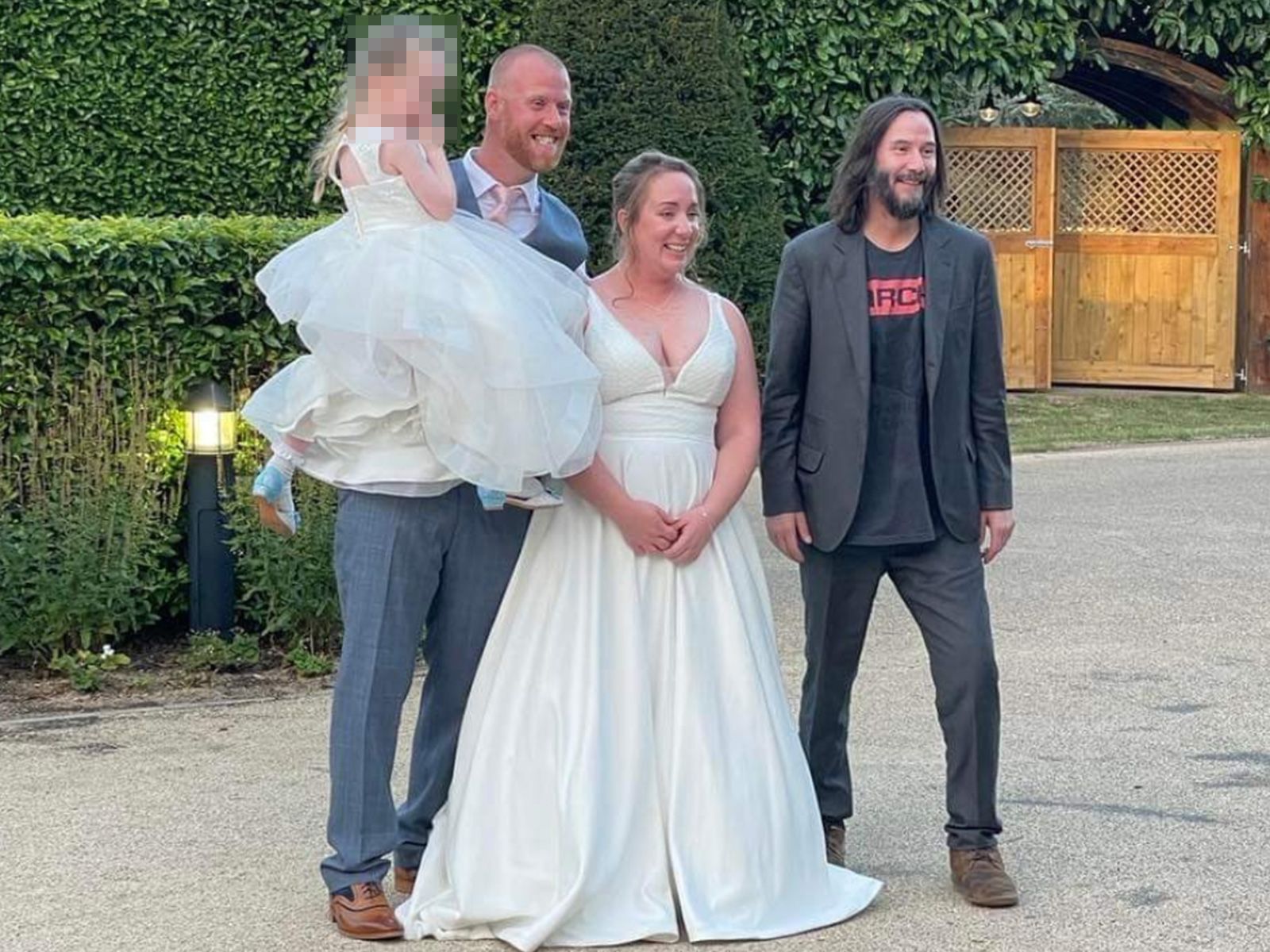 Hombre invita a Keanu Reeves a su boda y si asiste