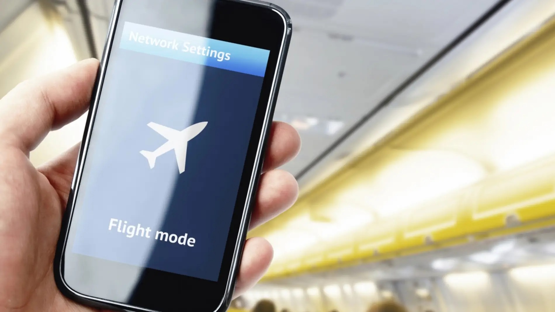 La verdadera razón por la que se debe de activar el modo avión durante un vuelo