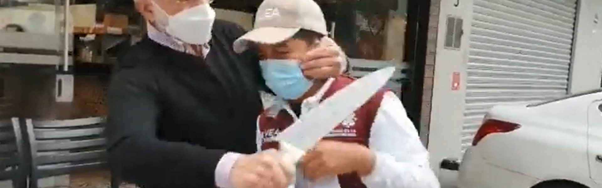 Amenaza con cuchillo padre del alcalde de Miguel Hidalgo a funcionario por clausurar su taquería