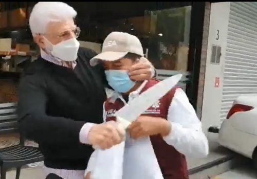 Amenaza con cuchillo padre del alcalde de Miguel Hidalgo a funcionario por clausurar su taquería