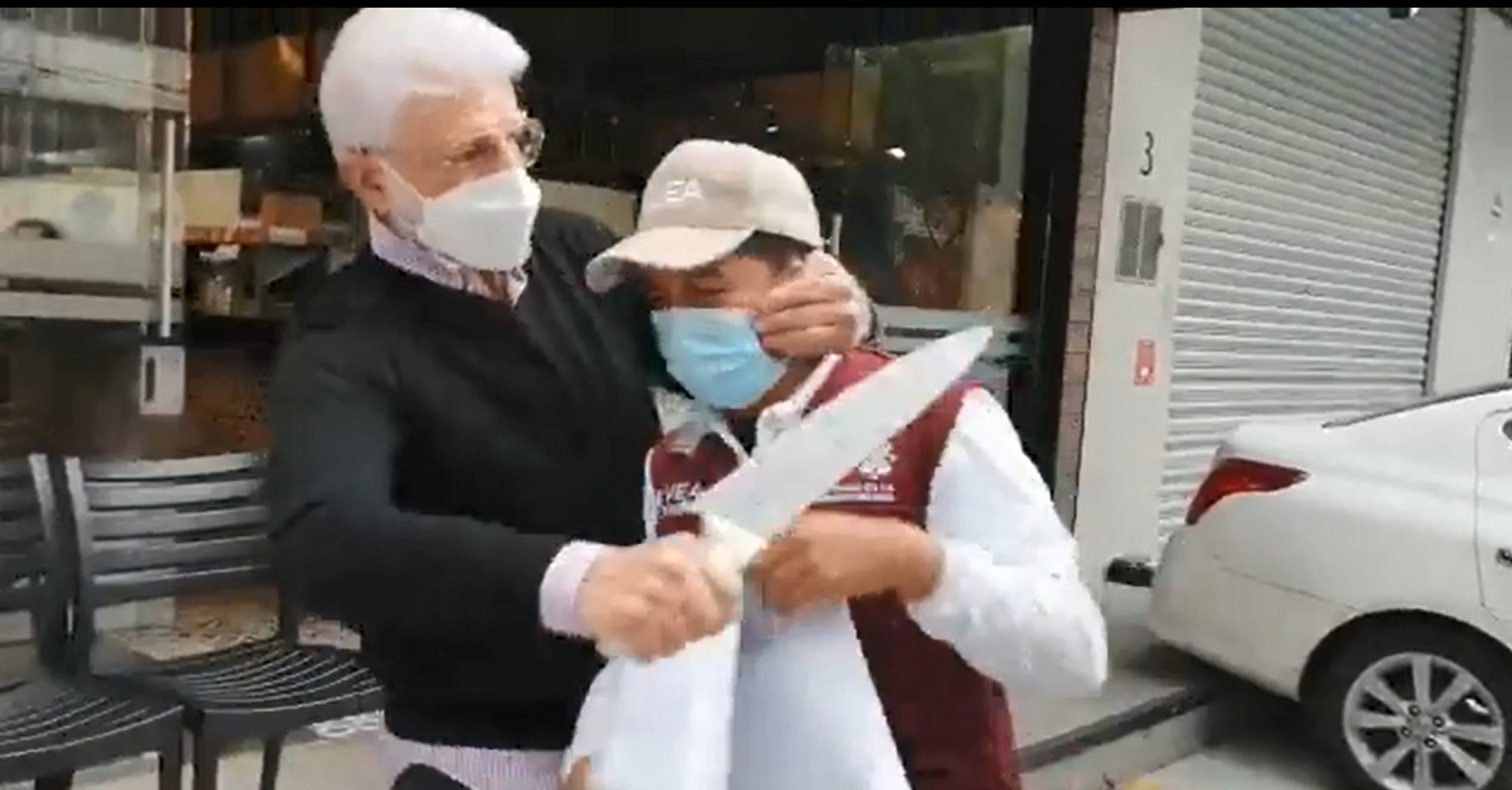 Amenaza con cuchillo padre del alcalde de Miguel Hidalgo a funcionario por clausurar su taquería
