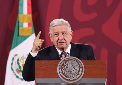 Plan B de AMLO para la reforma electoral incluye reducción de salarios y eliminar fideicomisos