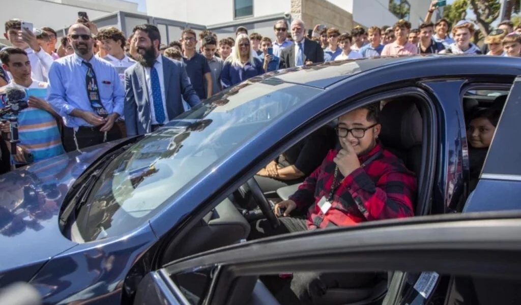 Alumnos le regalan un auto a su maestro porque hacia 4 horas para llegar a la escuela