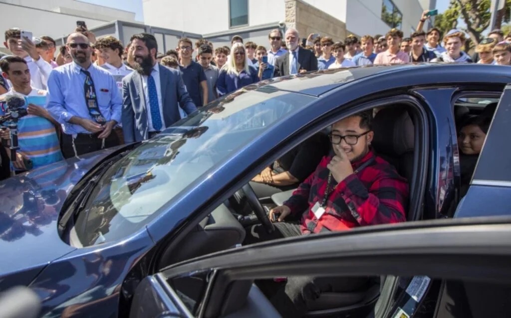 Alumnos le regalan un auto a su maestro porque hacia 4 horas para llegar a la escuela