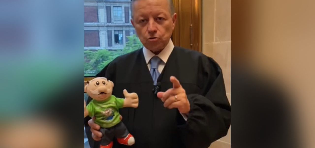 ¿Es ilegal lanzar peluches del Dr. Simi? Zaldivar manda advertencia