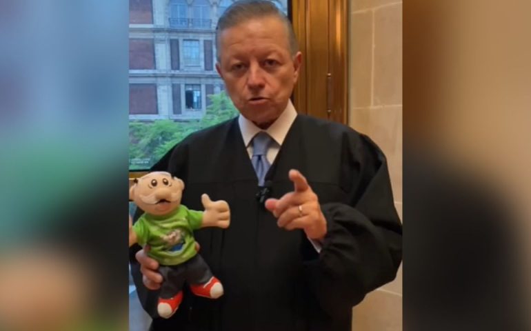 ¿Es ilegal lanzar peluches del Dr. Simi? Zaldivar manda advertencia