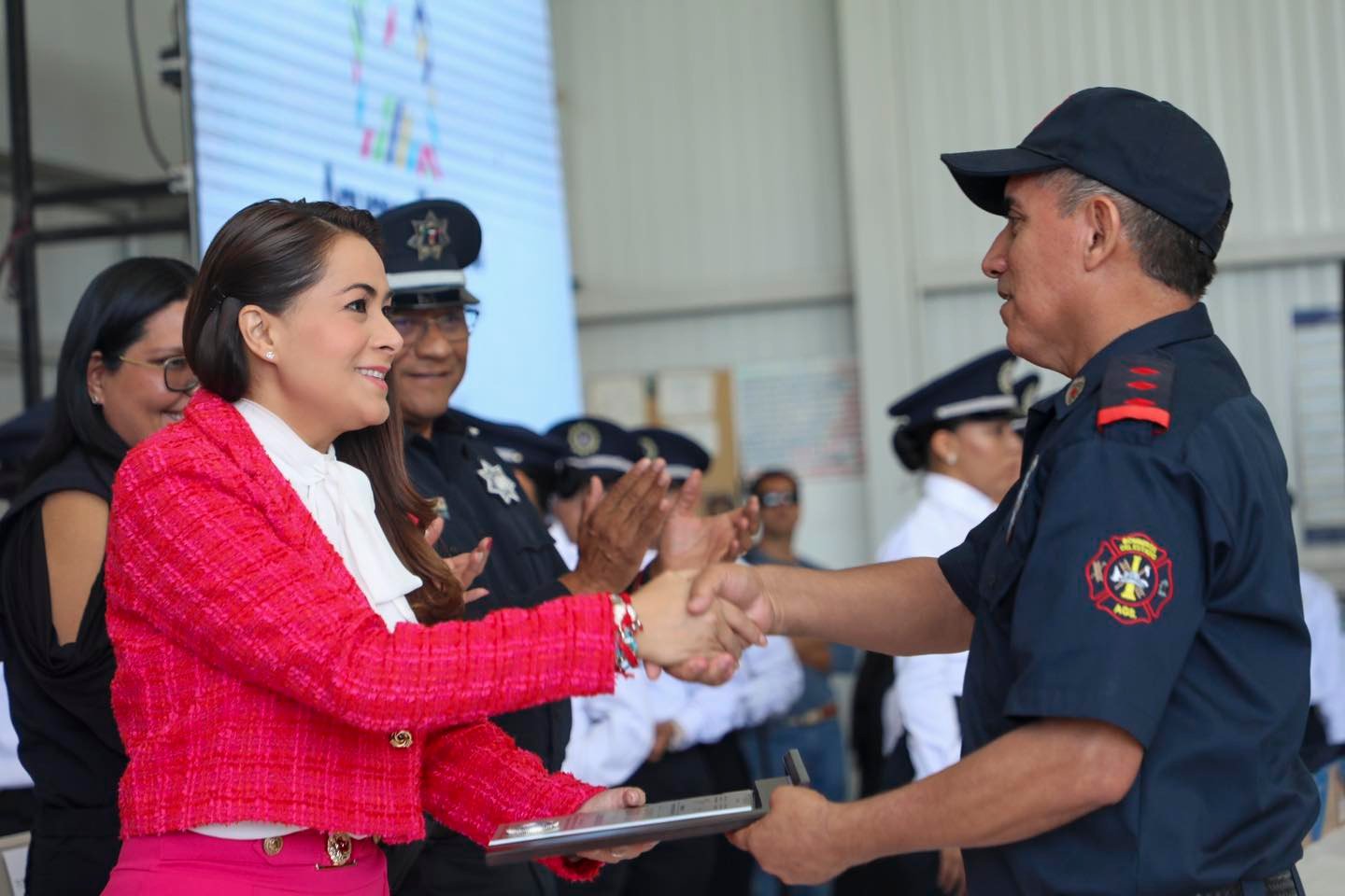 CON LA ENTREGA DE 2 NUEVAS UNIDADES DE RESCATE, RECONOCE TERE JIMÉNEZ LABOR DE BOMBEROS