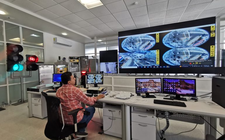 CUENTA POLICÍA VIAL CON MODERNA SALA DE CONTROL DE TRÁFICO PARA MONITOREO DE SEMÁFOROS EN TIEMPO REAL