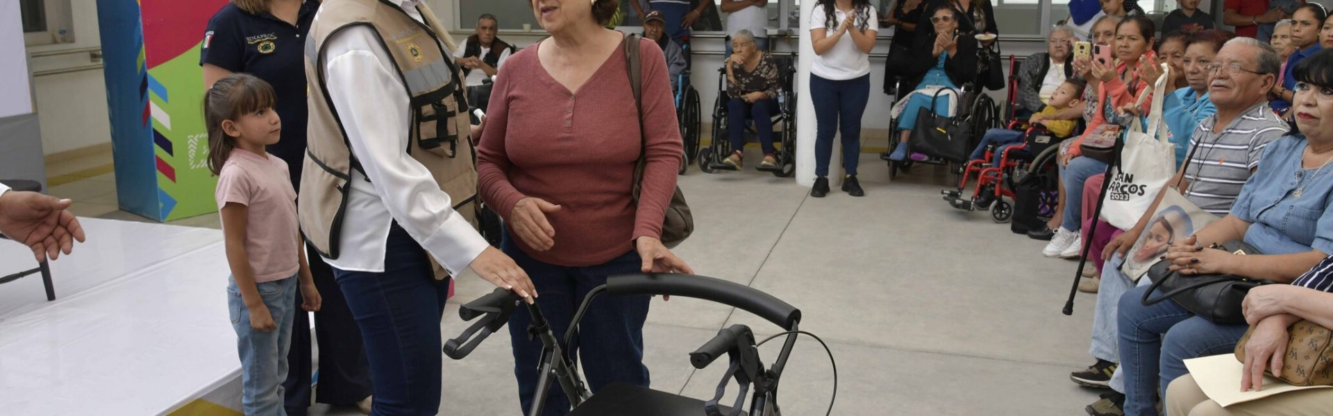 DIF ESTATAL ENTREGA APARATOS AUDITIVOS Y SILLAS DE RUEDAS A PERSONAS CON DISCAPACIDAD