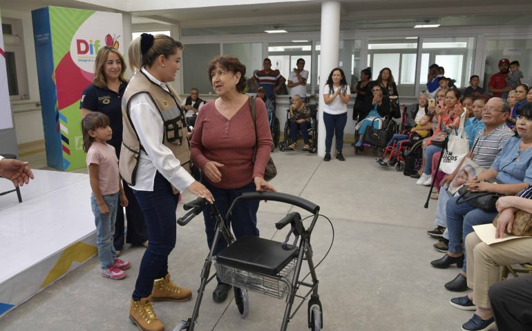 DIF ESTATAL ENTREGA APARATOS AUDITIVOS Y SILLAS DE RUEDAS A PERSONAS CON DISCAPACIDAD