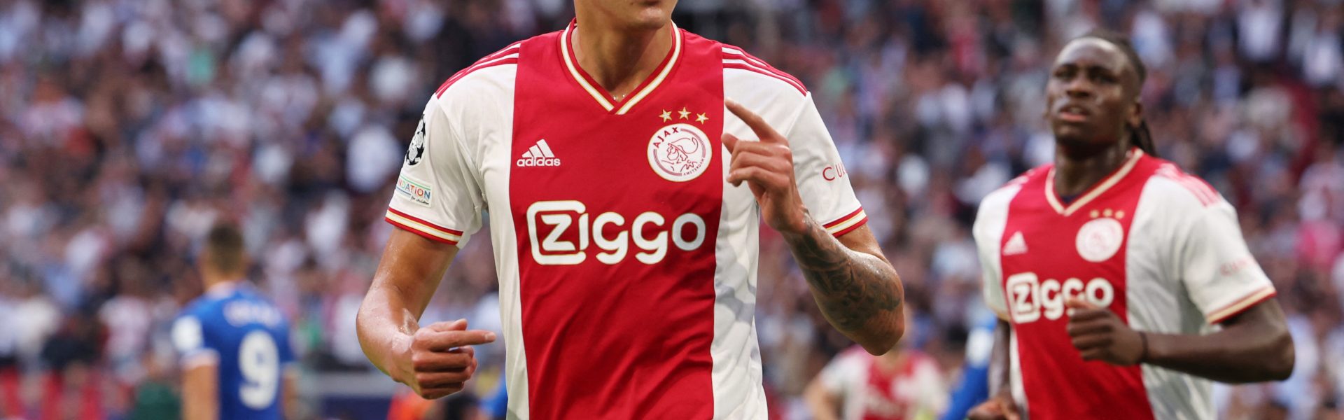 Edson Álvarez hace historia marcando el gol 50 en la Champions League