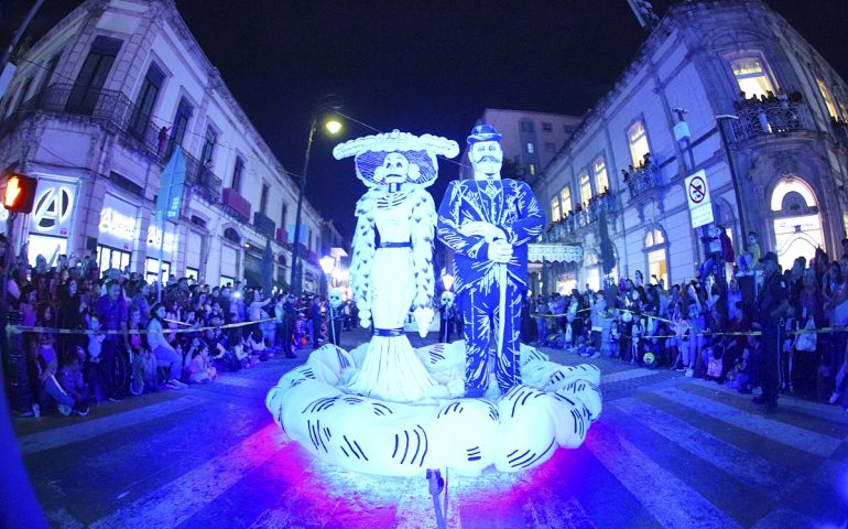 CON BROCHE DE ORO CERRÓ EL FESTIVAL DE LAS CALAVERAS; MILES SE CONGREGARON PARA PRESENCIAR EL DESFILE EN HOMENAJE AL RECONOCIDO GRABADOR JOSÉ GUADALUPE POSADA