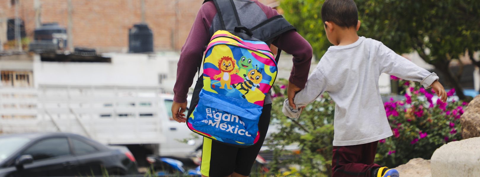 ENTREGA TERE JIMÉNEZ ÚTILES ESCOLARES, MOCHILAS, ZAPATOS Y TENIS EN RINCÓN DE ROMOS